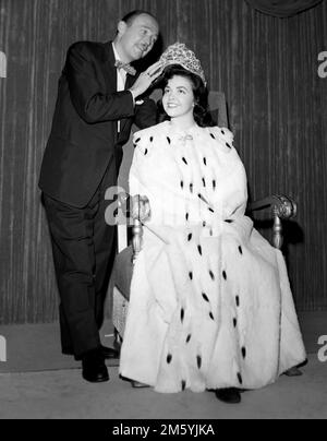 Ospite Jack Bailey è mostrato con un vincitore in una foto promozionale per il gioco televisivo Queen for A Day, ca. 1958. Foto Stock