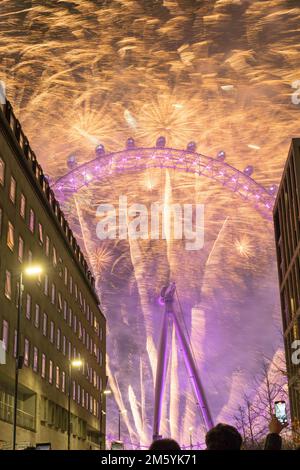 Londra Regno Unito. 1st gennaio 2023. Londra inanellerà il Capodanno 2023 con fuochi d'artificio al London Eye, una tradizionale festa di Capodanno nel centro di Londra, Regno Unito. Credit: Glosszoom/Alamy Live News Foto Stock