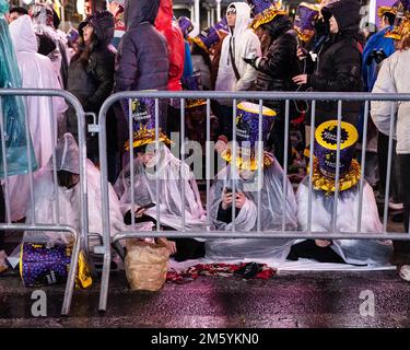 New York, Stati Uniti ha dichiarato. 31st Dec, 2022. Un gruppo di festeggiatori ha sfidato la pioggia durante la celebrazione della vigilia di Capodanno a Times Square a New York City sabato 31 dicembre 2022. Foto di Gabriele Holtermann/UPI Credit: UPI/Alamy Live News Foto Stock