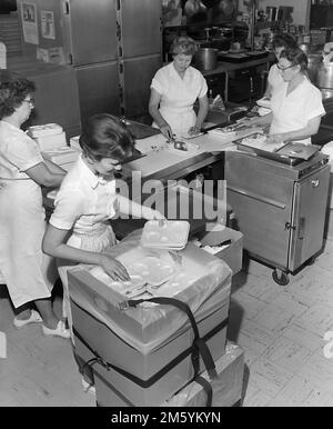 Pranzo le Signore preparano i pranzi in una caffetteria della scuola in California, ca. 1961. Foto Stock