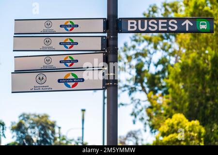 Adelaide, South Australia - 23 febbraio 2020: Le indicazioni per la metropolitana di Adelaide sono installate nel centro della città mentre si guarda verso King William Street in un giorno Foto Stock