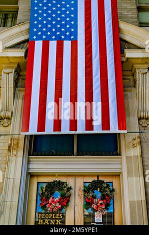 La Peoples Bank è raffigurata all'incrocio tra Lameuse Street e Howard Avenue, il 28 dicembre 2022, a Biloxi, Mississippi. Foto Stock