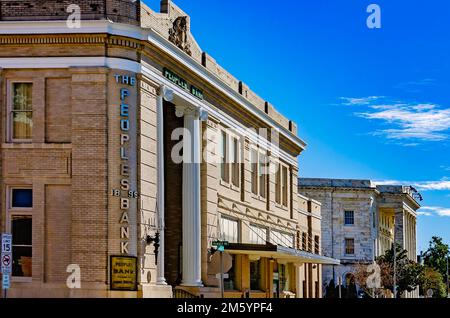 La Peoples Bank è raffigurata all'incrocio tra Lameuse Street e Howard Avenue, il 28 dicembre 2022, a Biloxi, Mississippi. Foto Stock