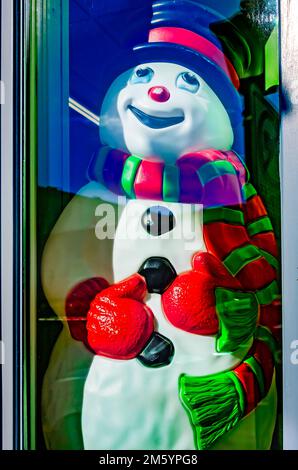 Un pupazzo di neve in plastica vintage si trova in una vetrina di Howard Avenue, 28 dicembre 2022, a Biloxi, Mississippi. Foto Stock