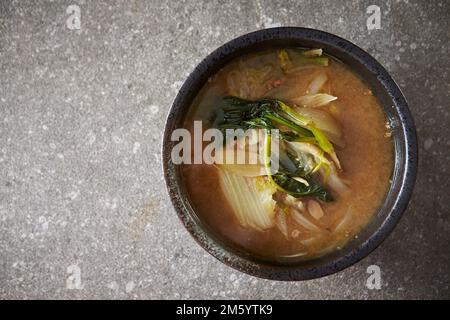 Cibo coreano, minestra di miso di spinaci Foto Stock