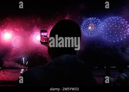 Rio de Janeiro, Brasile. 01st Jan, 2023. La gente guarda i fuochi d'artificio sulla spiaggia di Copacabana la vigilia di Capodanno. Credit: Joao Gabriel Alves/dpa/Alamy Live News Foto Stock