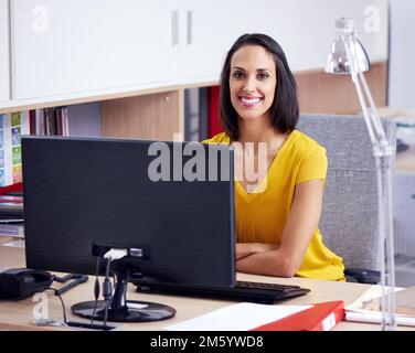 Im in cima alle mie scadenze. Ritratto corto una giovane donna d'affari attraente che lavora al suo computer. Foto Stock