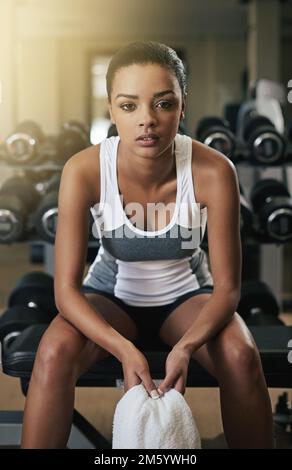 Seriamente per rimanere in forma. una giovane donna che lavora in palestra. Foto Stock