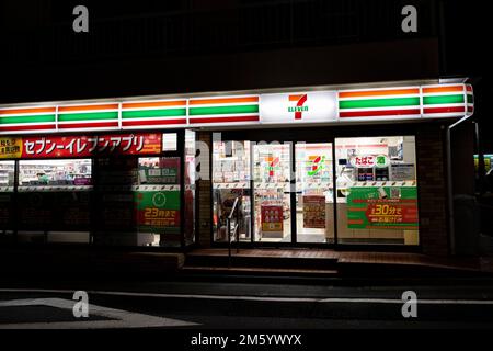 Tokyo, Giappone. 1st Jan, 2023. A 7-11 (7 Eleven) mini-market in posizione ''konbini'' a Meguro aperto a tarda notte il giorno di Capodanno. I giapponesi 7-Elevens sono famosi in tutto il mondo per i loro standard di qualità più elevati rispetto alle loro controparti americane e, pur mancando Slurpees e Big Gulps, servono panini con insalata di uova, panini di maiale e tutti i tipi di cibi pronti e pronti. La maggior parte dei ristoranti di Tokyo chiude per le vacanze di Capodanno, ma la maggior parte dei konbini rimane aperta. 7-Eleven Japan è di proprietà di Seven & i Holdings Co., Ltd. Credit: ZUMA Press, Inc./Alamy Live News Foto Stock