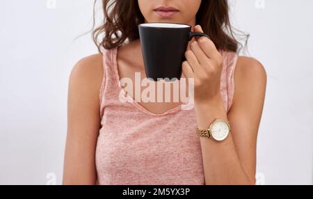 Il mio kickstarter mattutino. le mani delle donne che tengono una tazza di caffè. Foto Stock