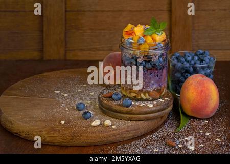 Parfait di yogurt al granola fresco fatto in casa con mirtilli e fragole Foto Stock