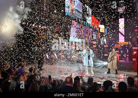 New York, Stati Uniti. 31st Dec, 2022. La rock band inglese Duran Duran si esibirà in occasione della celebrazione di Capodanno di 2023 Times Square, New York, NY, 31 dicembre 2022. (Foto di Anthony Behar/Sipa USA) Credit: Sipa USA/Alamy Live News Foto Stock