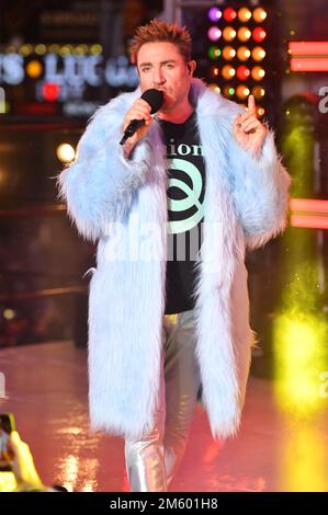 New York, Stati Uniti. 31st Dec, 2022. Il cantante dei Duran Duran Simon le Bon si esibisce con la band durante la celebrazione del 2023 di Times Square, la vigilia di Capodanno, New York, NY, 31 dicembre 2022. (Foto di Anthony Behar/Sipa USA) Credit: Sipa USA/Alamy Live News Foto Stock