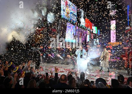 New York, Stati Uniti. 31st Dec, 2022. La rock band inglese Duran Duran si esibirà in occasione della celebrazione di Capodanno di 2023 Times Square, New York, NY, 31 dicembre 2022. (Foto di Anthony Behar/Sipa USA) Credit: Sipa USA/Alamy Live News Foto Stock