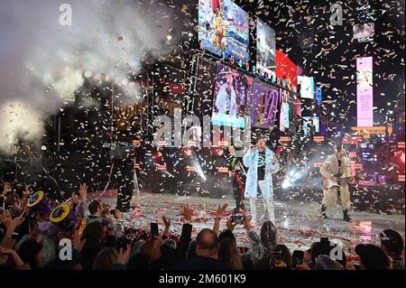 New York, Stati Uniti. 31st Dec, 2022. La rock band inglese Duran Duran si esibirà in occasione della celebrazione di Capodanno di 2023 Times Square, New York, NY, 31 dicembre 2022. (Foto di Anthony Behar/Sipa USA) Credit: Sipa USA/Alamy Live News Foto Stock