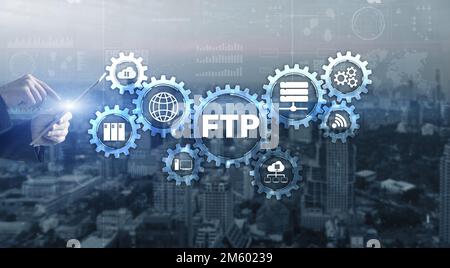 Uomo d'affari che preme il touch screen FTP. Concetto IT blu Foto Stock