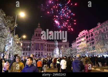 Praga, Repubblica Ceca. 31st Dec, 2022. Le celebrazioni del nuovo anno a Praga, Repubblica Ceca, 31 dicembre 2022. Credit: Roman Vondrous/CTK Photo/Alamy Live News Foto Stock