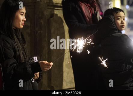 Praga, Repubblica Ceca. 31st Dec, 2022. Le celebrazioni del nuovo anno a Praga, Repubblica Ceca, 1 gennaio 2023. Credit: Roman Vondrous/CTK Photo/Alamy Live News Foto Stock