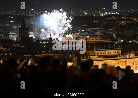 Praga, Repubblica Ceca. 31st Dec, 2022. Le celebrazioni del nuovo anno a Praga, Repubblica Ceca, 31 dicembre 2022. Credit: Ondrej Deml/CTK Photo/Alamy Live News Foto Stock