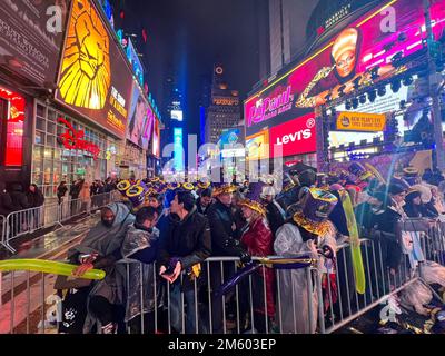 New York, New York, Stati Uniti. 31st Dec, 2022. Migliaia di festeggiatori si riuniscono a Times Square di New York per celebrare il lancio della palla in occasione della celebrazione annuale della vigilia di Capodanno del 31 dicembre 2022 a New York City. (Credit Image: © Ryan Rahman/Pacific Press via ZUMA Press Wire) Foto Stock