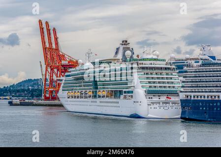 Vancouver, BC- 17 luglio 2022: Crociera dei Caraibi reali della Serenade of the Seas ormeggiata a Vancouver, BC, Canada Foto Stock