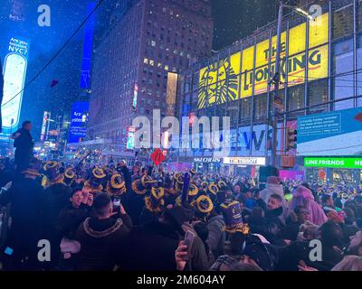 New York, New York, Stati Uniti. 1st Jan, 2023. Migliaia di festeggiatori si riuniscono a Times Square di New York per celebrare il lancio della palla in occasione della celebrazione annuale della vigilia di Capodanno del 31 dicembre 2022 a New York City. (Credit Image: © Ryan Rahman/Pacific Press via ZUMA Press Wire) Foto Stock