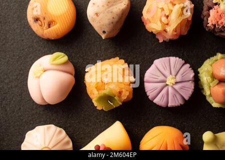 Pasticceria giapponese Nerikiri, dolci tradizionali giapponesi Nerikiri a base di pasta di fagioli Foto Stock