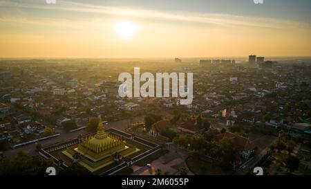 Vientiane, Laos. 1st Jan, 2023. Questa foto aerea mostra che Luang Stupa a Vientiane, Laos, il 1 gennaio 2023. Credit: Kaikeo Saiyasane/Xinhua/Alamy Live News Foto Stock