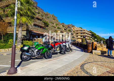 Motociclette parcheggiate nella città di Tossa de Mar sulla costa frastagliata della Costa Brava, Catalunya, Spagna nord-orientale Foto Stock