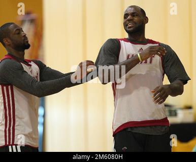 Miami, Stati Uniti. 07th maggio, 2014. In questa foto di file, la guardia termica di Miami Dwyane Wade, a sinistra, con il compagno di squadra poi scaldare LeBron James durante la pratica di mercoledì 7 maggio 2014 presso l'AmericanAirlines Arena di Miami. (Foto di David Santiago/El Nuevo Herald/TNS/Sipa USA) Credit: Sipa USA/Alamy Live News Foto Stock