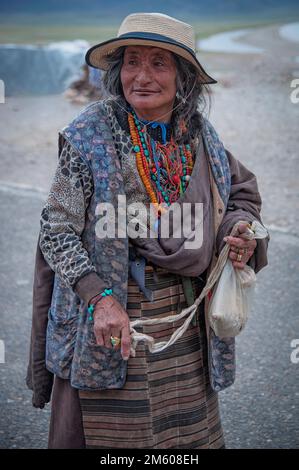 Pellegrino non identificato che prega vicino al bellissimo monastero di Tashi Dor sul lago di Nam Tso. Contea di Damxung, Lhasa, Tibet, Cina Foto Stock