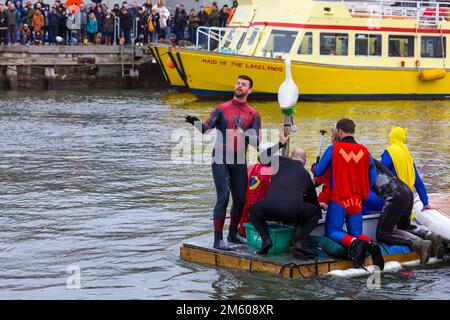 Poole, Dorset, Regno Unito. 1st gennaio 2023. La gara di vasche da bagno di Capodanno si svolge con un sacco di emozioni, versamenti e sabotaggio! Migliaia di persone si sono presentate per assistere all'evento, mentre una varietà di insoliti oggetti artigianali fatti in casa portano in acqua per correre, con i partecipanti che si divertono, lanciando uova e farina e catturando l'artigianato in competizione. Un buon inizio per il nuovo anno. Credit: Carolyn Jenkins/Alamy Live News Foto Stock