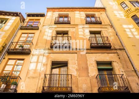 Facciata anteriore di una casa storica a Segovia, Spagna Foto Stock