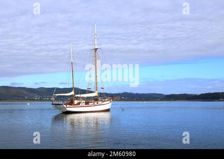 Barche sulla Laguna di Knysna che guardano verso Knysna Heads, Garden Route in Sud Africa Foto Stock