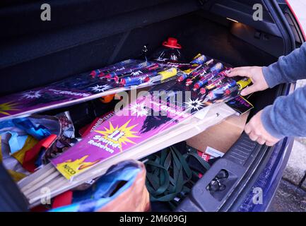 Berlino, Germania. 29th Dec, 2022. I privati possono acquistare fuochi d'artificio di Capodanno in Germania. Credit: Annette Riedl/dpa/Alamy Live News Foto Stock