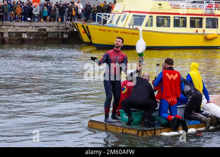 Poole, Dorset, Regno Unito. 1st gennaio 2023. La gara di vasche da bagno di Capodanno si svolge con un sacco di emozioni, versamenti e sabotaggio! Migliaia di persone si sono presentate per assistere all'evento, mentre una varietà di insoliti oggetti artigianali fatti in casa portano in acqua per correre, con i partecipanti che si divertono, lanciando uova e farina e catturando l'artigianato in competizione. Un buon inizio per il nuovo anno. Credit: Carolyn Jenkins/Alamy Live News Foto Stock