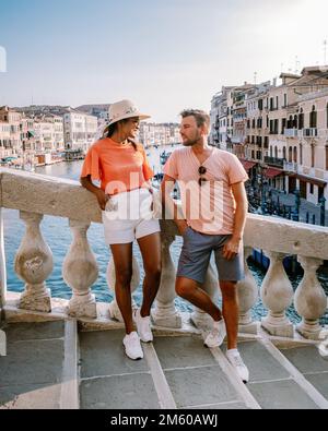 Coppia uomini e donne in un viaggio in città a Venezia Italia, strade colorate con canali Venezia. Europa durante l'estate Foto Stock