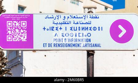 Registrazione multilingue in tre lingue e script, Sidi Ifni, Marocco, Nord Africa Foto Stock