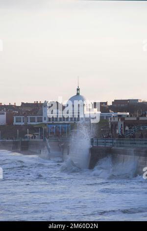 Onde che si infrangono a Whitley Bay Spanish City Foto Stock