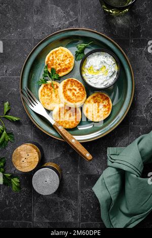 Frittelle di formaggio caserma con salsa tzatziki allo yogurt greco, vista dall'alto Foto Stock