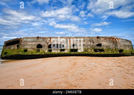 Mulberry Harbour, resti sulla spiaggia sabbiosa, senza trasgressione, pericolo, muro Atlantico, D-Day, Arromanches-les-Bains, Gold Beach, Normandia, Francia Foto Stock