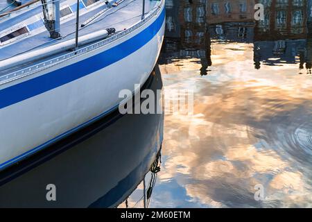 Particolare di uno yacht, case della città vecchia riflessa nel bacino del porto, Honfleur in serata, Dipartimento Calvados, basse-Normandie, Francia Foto Stock