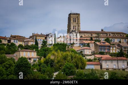 Vista sul campanile della Cattedrale e il villaggio di Lectoure nel sud della Francia Foto Stock