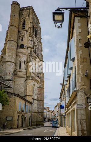 Il campanile della cattedrale Saint Gervais Saint Protais nella piccola città di Lectoure nel sud della Francia (Gers) Foto Stock