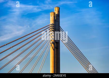 Traliccio e cavi in acciaio del ponte sospeso Jaetkaenkynttilae, ponte di candele in legno, architettura moderna, sole di mezzanotte, cielo blu Foto Stock