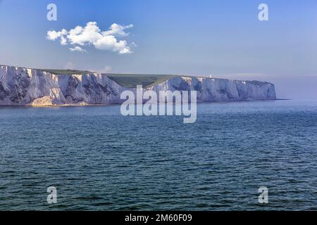 Chalk Coast nella foschia, scogliere bianche sul mare vicino a dover, Kent, Inghilterra, Gran Bretagna Foto Stock