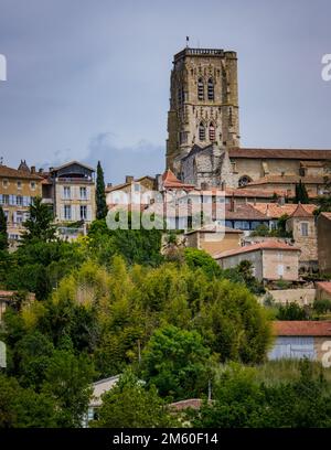 Vista sul campanile della Cattedrale e il villaggio di Lectoure nel sud della Francia Foto Stock