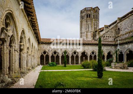 Il chiostro medievale e la torre della chiesa collegiale di Saint Pierre a la Romieu, a sud della Francia (Gers) Foto Stock