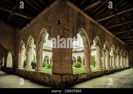 Chiostro medievale della chiesa collegiata di la Romieu nel sud della Francia (Gers) Foto Stock