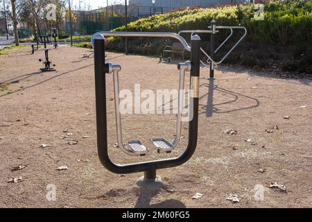 Attrezzature per ginnastica per rafforzare le gambe in un parco pubblico della città Foto Stock